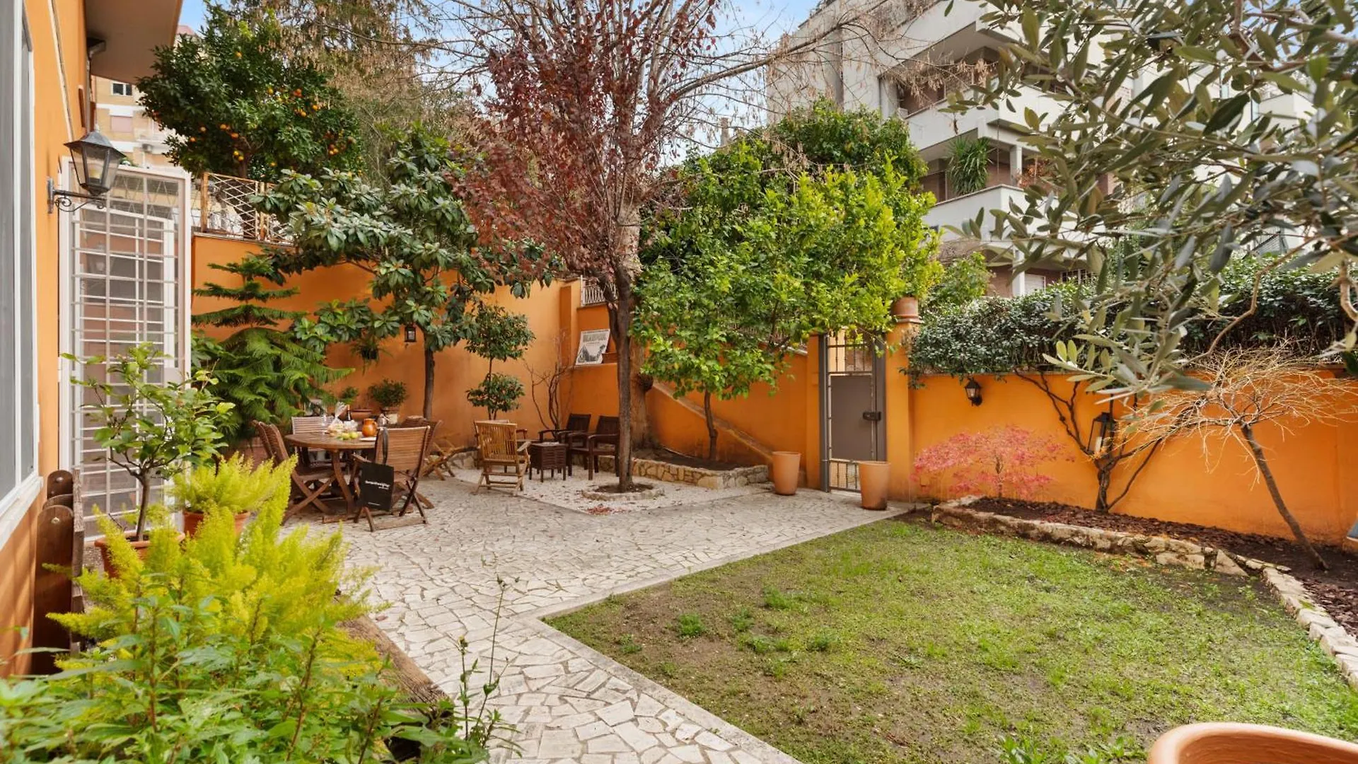 Beautiful Charming Garden Apartment Near St Peter Rome