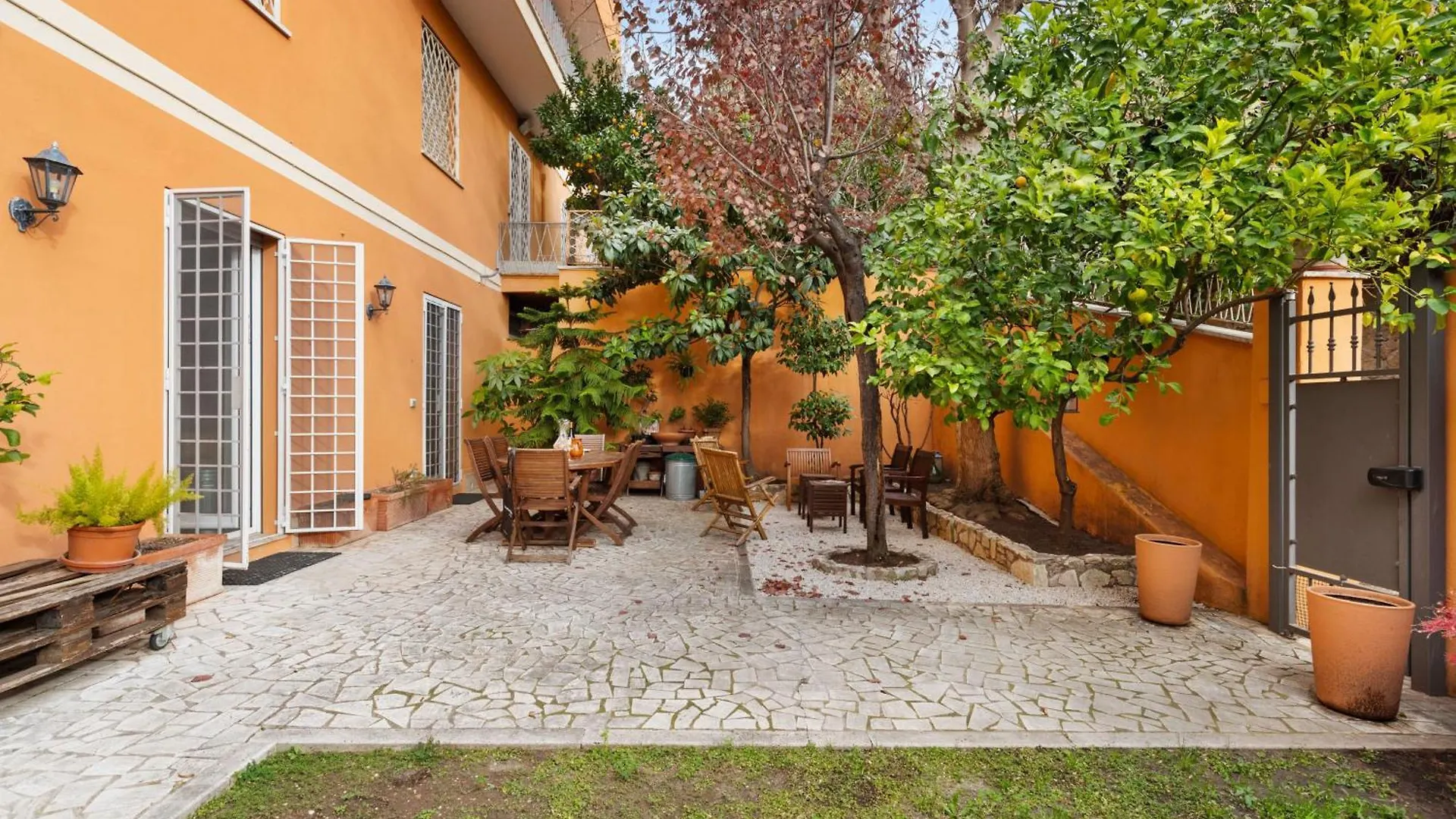 Beautiful Charming Garden Apartment Near St Peter Rome