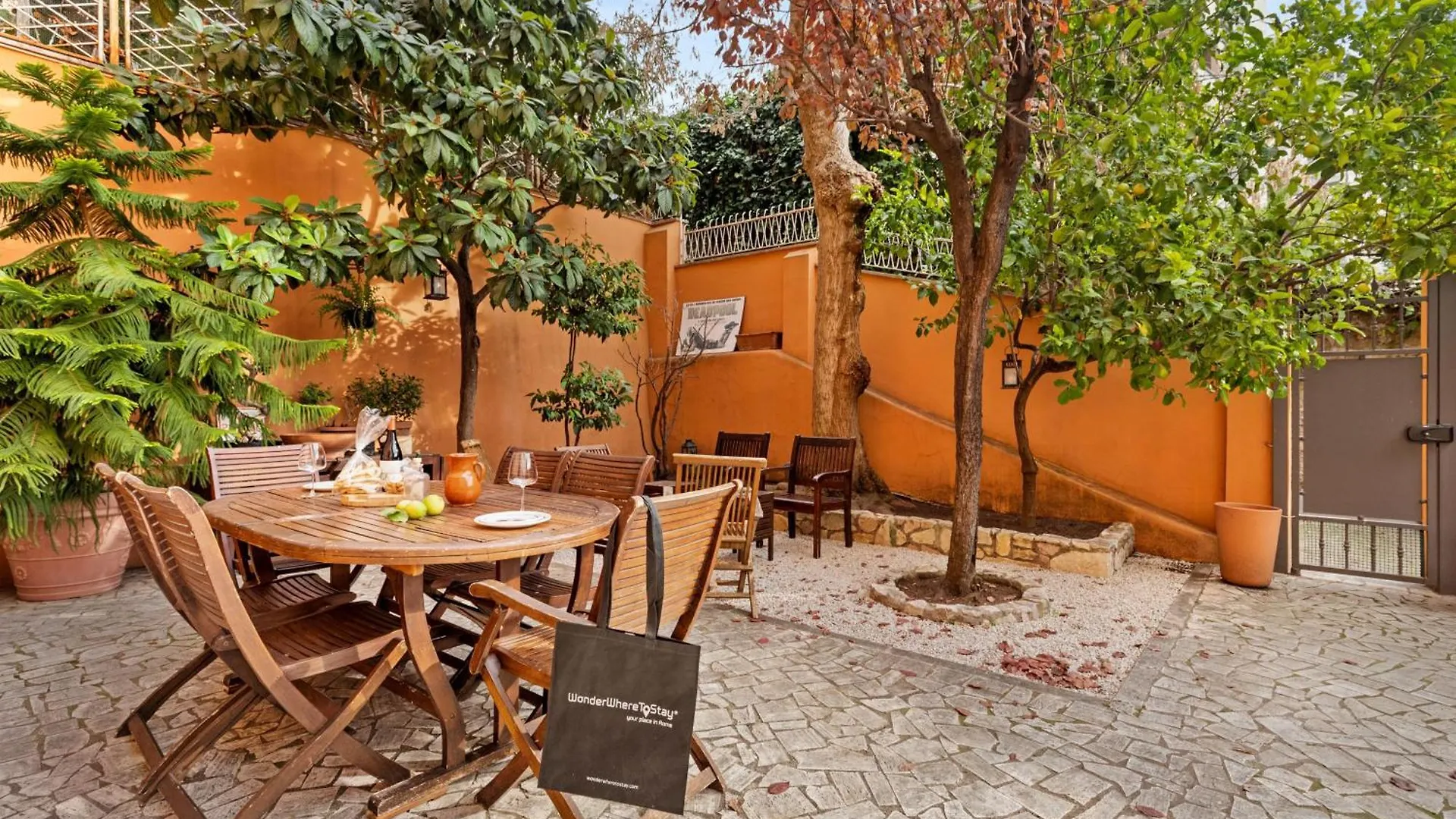 Beautiful Charming Garden Apartment Near St Peter Rome